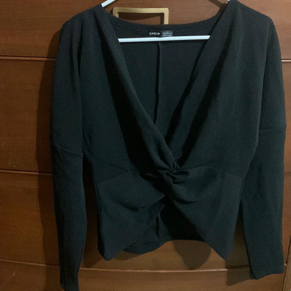 Long sleeve black crop top